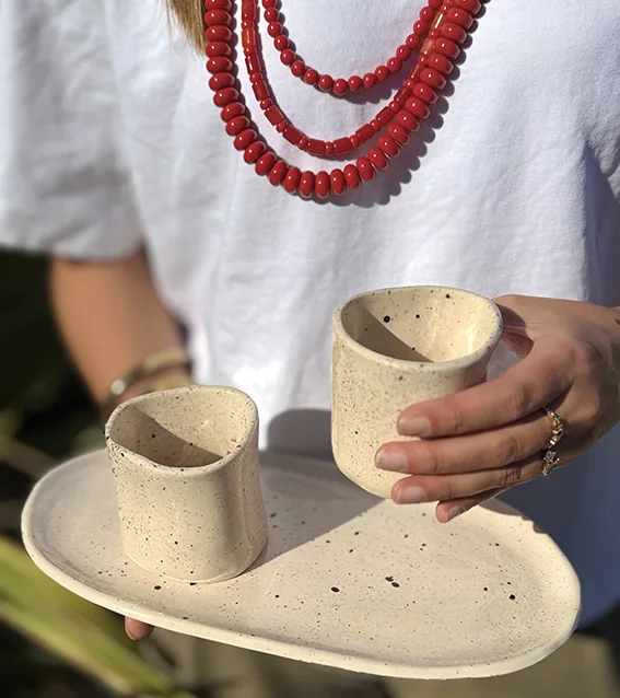 Plateau et tasses mouchetées